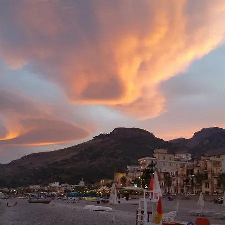 A Due Passi.... 게스트하우스 마제오